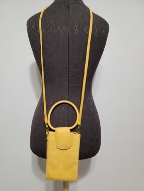 Hobo Sheila phone crossbody in honeycomb